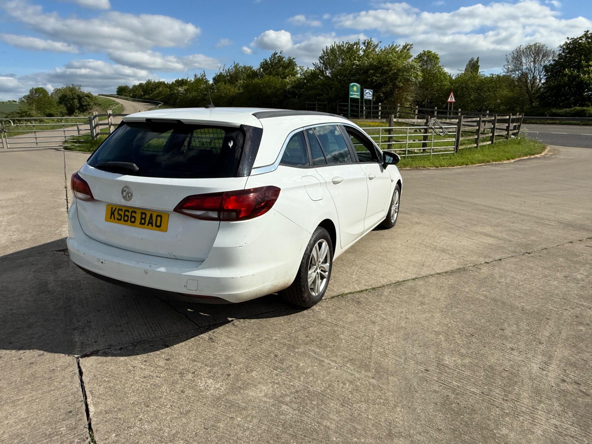 Vauxhall Astra 1.6 CDTi Tech Line Sports Tourer Euro 6 (s/s) 5dr — photo 81 of 104
